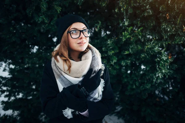 Menina bonita alegre no parque de inverno — Fotografia de Stock