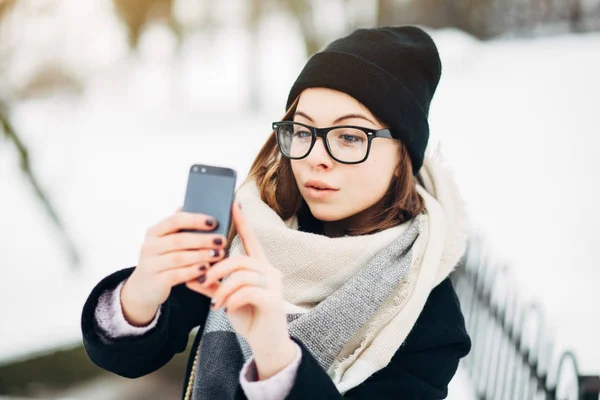 Menina alegre tomando selfie no parque — Fotografia de Stock