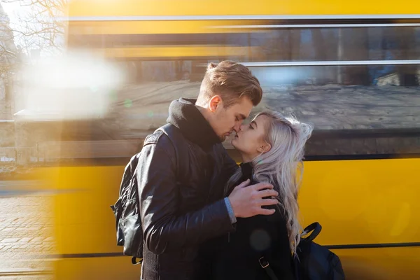 Hipster couple walking in the city — Stock Photo, Image