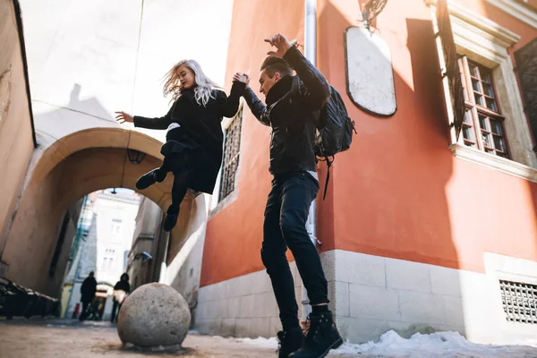 Casal Hipster andando na cidade — Fotografia de Stock