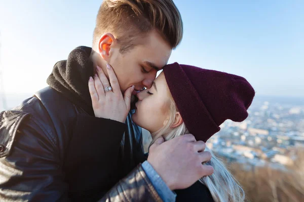 Jovem hipster casal beijos na cidade — Fotografia de Stock