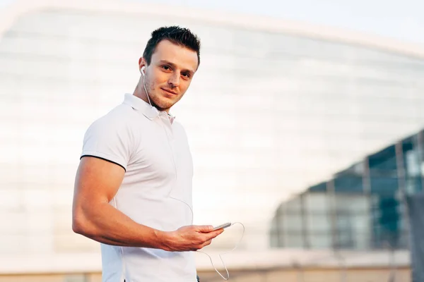 Homme utilisant smartphone par bâtiment de l'aéroport — Photo