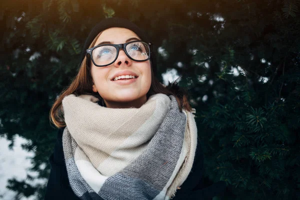 Menina bonita alegre no parque de inverno — Fotografia de Stock