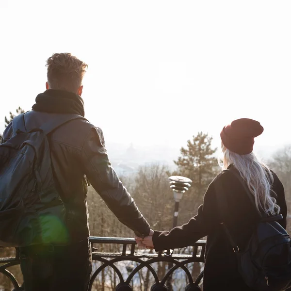 Couple hipster marchant dans la ville — Photo