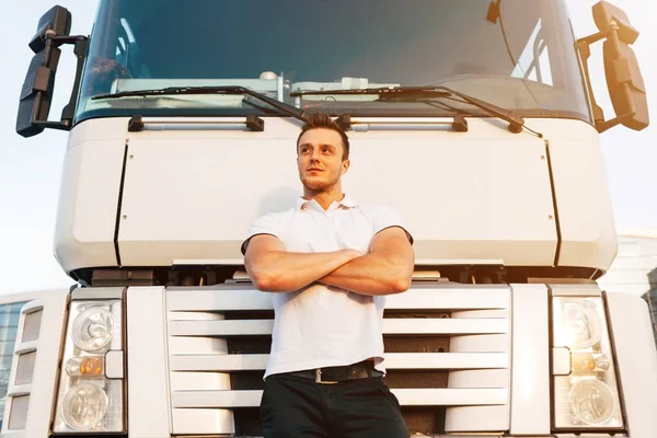 Muž představuje nákladními automobily — Stock fotografie