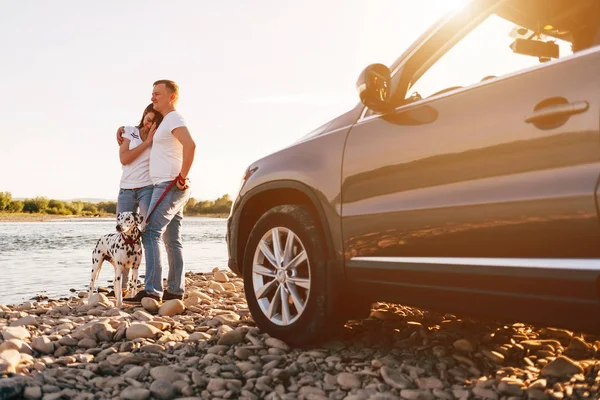 Çift ve köpeğin yanına Araba gezisi