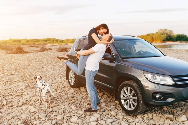 Couple et chien près de la voiture en voyage — Photo