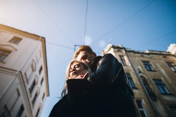 Casal Hipster andando na cidade — Fotografia de Stock