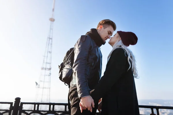 Casal Hipster andando na cidade — Fotografia de Stock