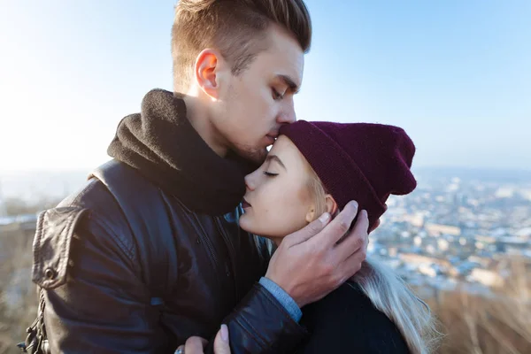 Молода пара хіпстерів цілується в місті — стокове фото