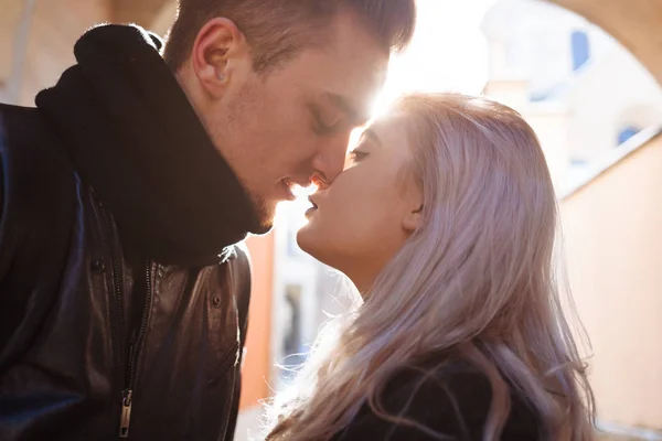 Young hipster couple kissing in city — Stock Photo, Image