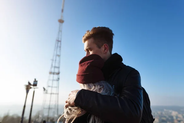 Hipster couple walking in the city — Stock Photo, Image