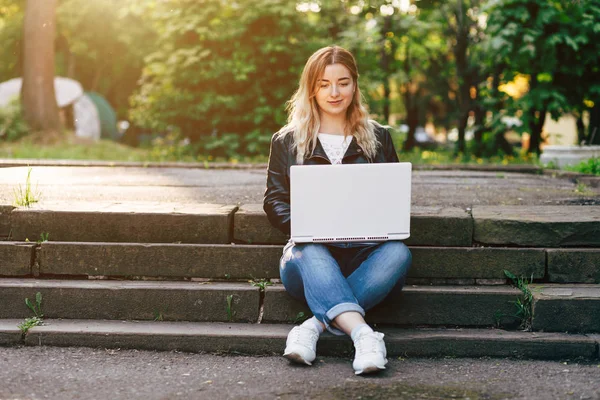 Menina trabalhando no laptop fora — Fotografia de Stock