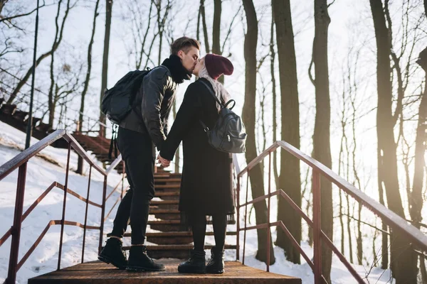 Casal Hipster andando na cidade — Fotografia de Stock