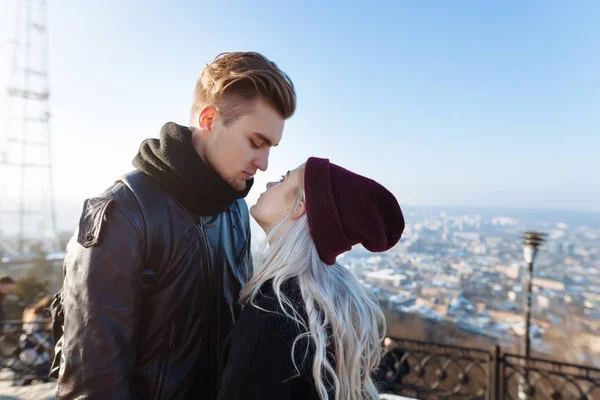 Couple hipster marchant dans la ville — Photo