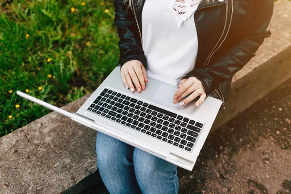 A Laptop kívül dolgozó lány — Stock Fotó
