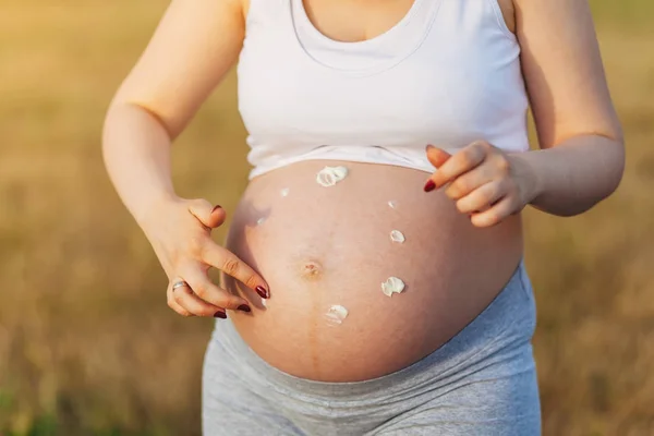 Έγκυος γυναίκα μασάζ κοιλιάς — Φωτογραφία Αρχείου