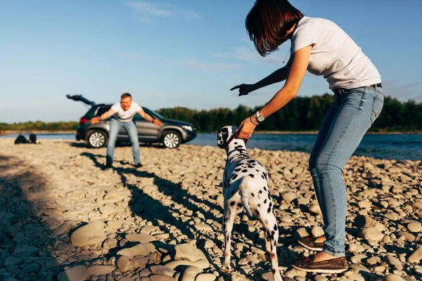 Couple et chien s'amusent près — Photo