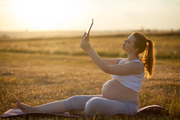 Hamile kadın Yoga açık gerçekleştirme — Stok fotoğraf