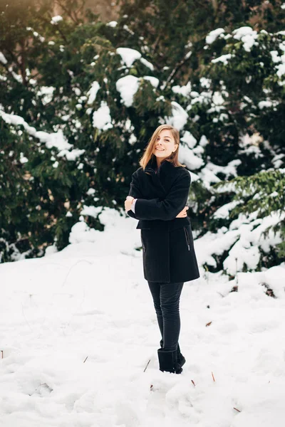 Красивая девушка в зимнем парке — стоковое фото