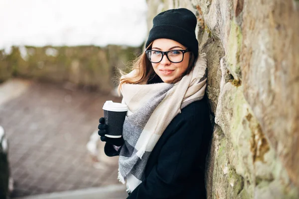 Menina no parque de inverno com xícara de café — Fotografia de Stock