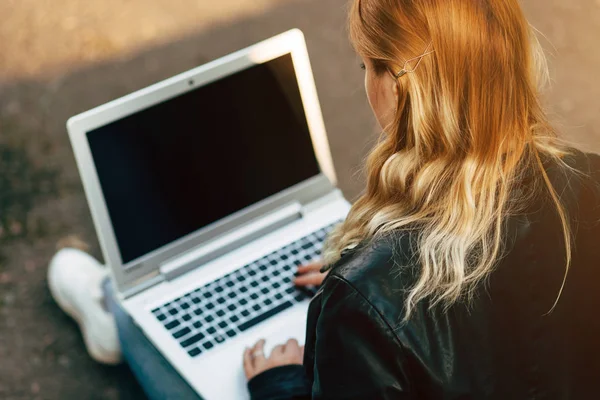 Menina trabalhando no laptop fora — Fotografia de Stock