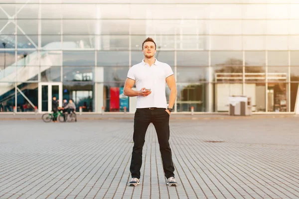 공항 빌딩으로 스마트폰 사용 하는 남자 — 스톡 사진