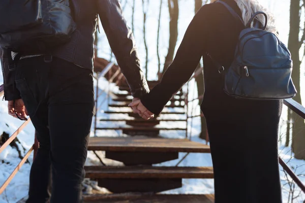 Couple hipster marchant dans la ville — Photo