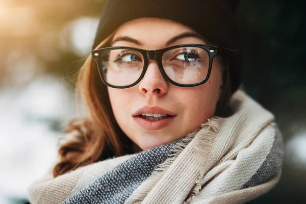 Menina bonita alegre no parque de inverno — Fotografia de Stock