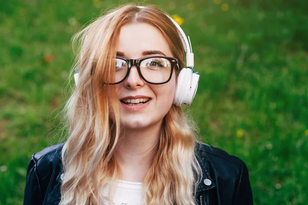 Beautiful Girl with Headphones in City Park — Stock Photo, Image