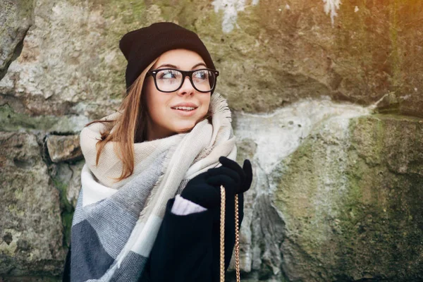 Веселая красивая девушка в зимнем парке — стоковое фото
