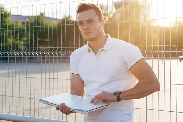 Man met laptop op parkeren bij de luchthaven — Stockfoto