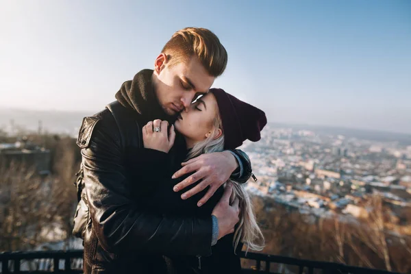 Casal Hipster andando na cidade — Fotografia de Stock