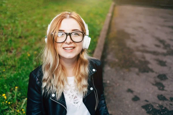 Beautiful Girl with Headphones in City Park — Stock Photo, Image