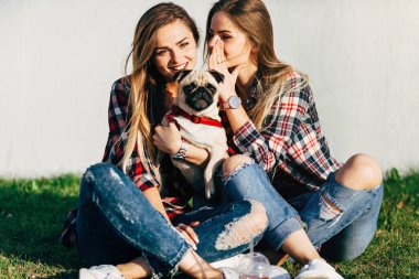 parkta çim üzerinde oturma