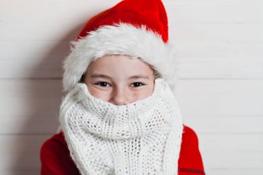 Noel Baba şapkalı çocuk