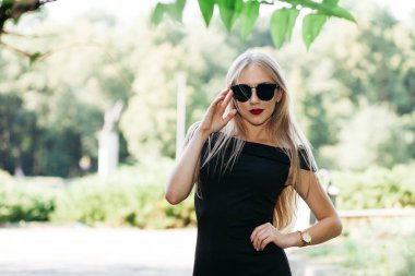 kadın siyah elbise ve güneş gözlüğü