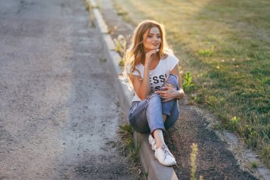 Kaldırımda Oturan Kadın