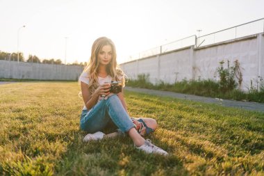 çimenlikte kamera kadınla