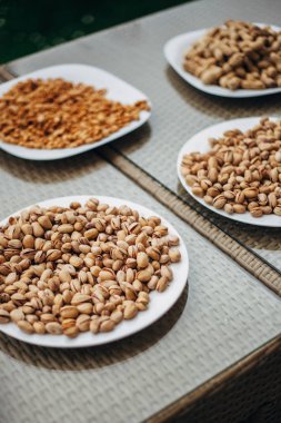 Antep fıstığı ile dolu porselen tabak portre çekim