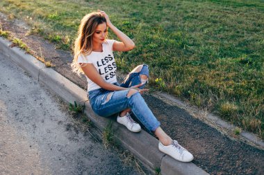 yol tarafında oturan kadın