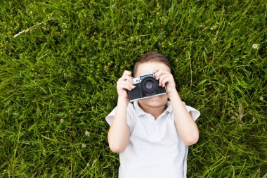 retro kamera ile küçük çocuk