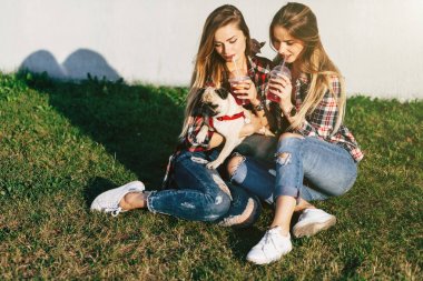 parkta çim üzerinde oturma