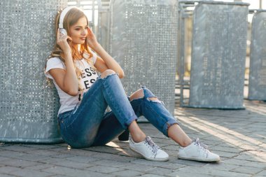 Kadın kaldırımda Kulaklığımda