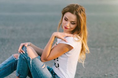 yol tarafında oturan kadın