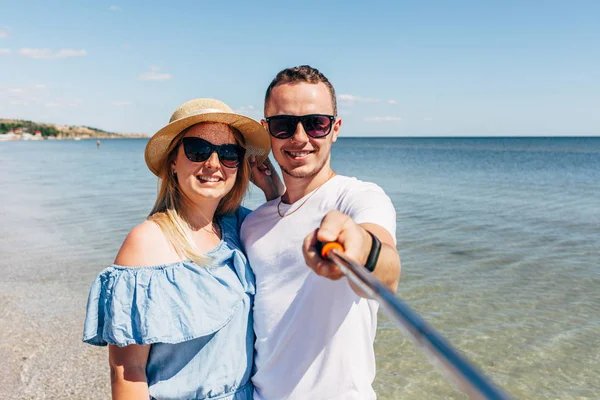 Pareja tomando selfie en playa —  Fotos de Stock