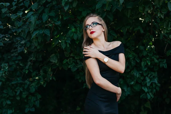 Mulher posando no parque — Fotografia de Stock