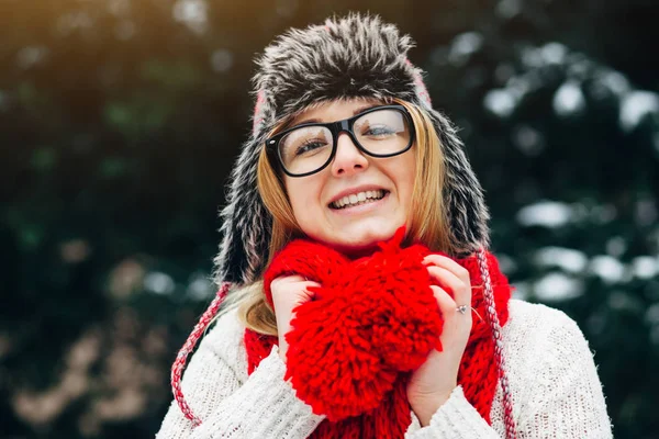 Mulher sorridente em roupas de inverno — Fotografia de Stock