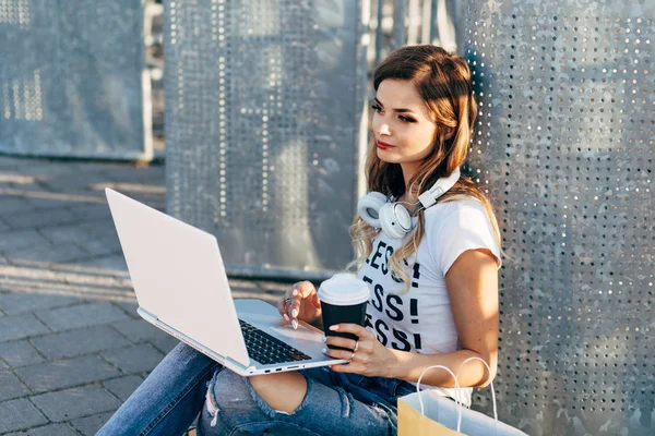 Mulher no pavimento usando laptop — Fotografia de Stock