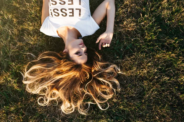 Mujer acostada en el césped — Foto de Stock